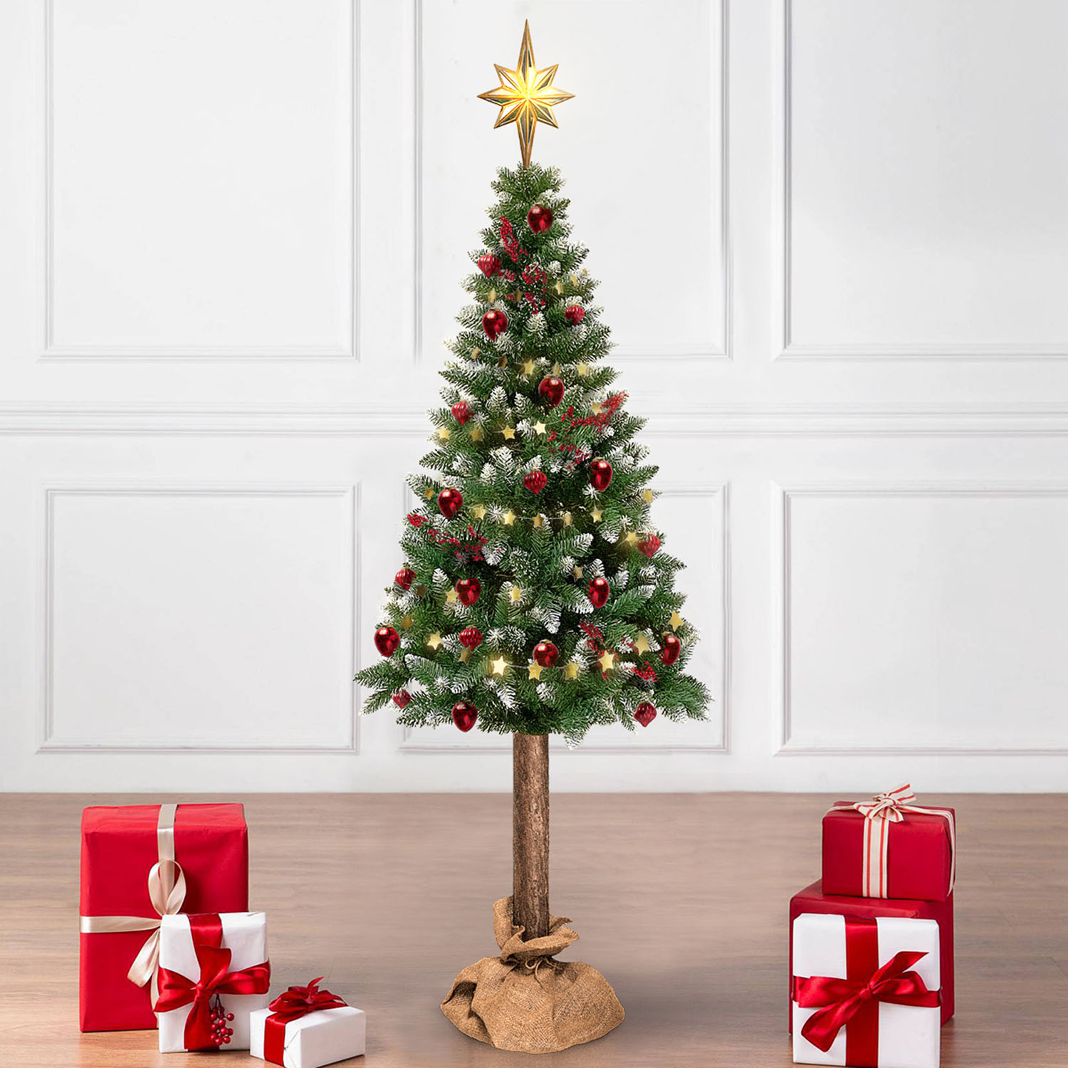 Choinka Sosna Diamentowa Na Pniu przystrojona w złote bombki i czerwony łańcuch. Przepięknie prezentuje się wśród pudełek z prezentami.